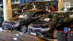 Penjual tengah menawarkan mobil bekas yang di jual di shorum mobil bekas di blok M, Jakarta,Senin (10/4/2023). (Liputan6.com/Angga Yuniar)