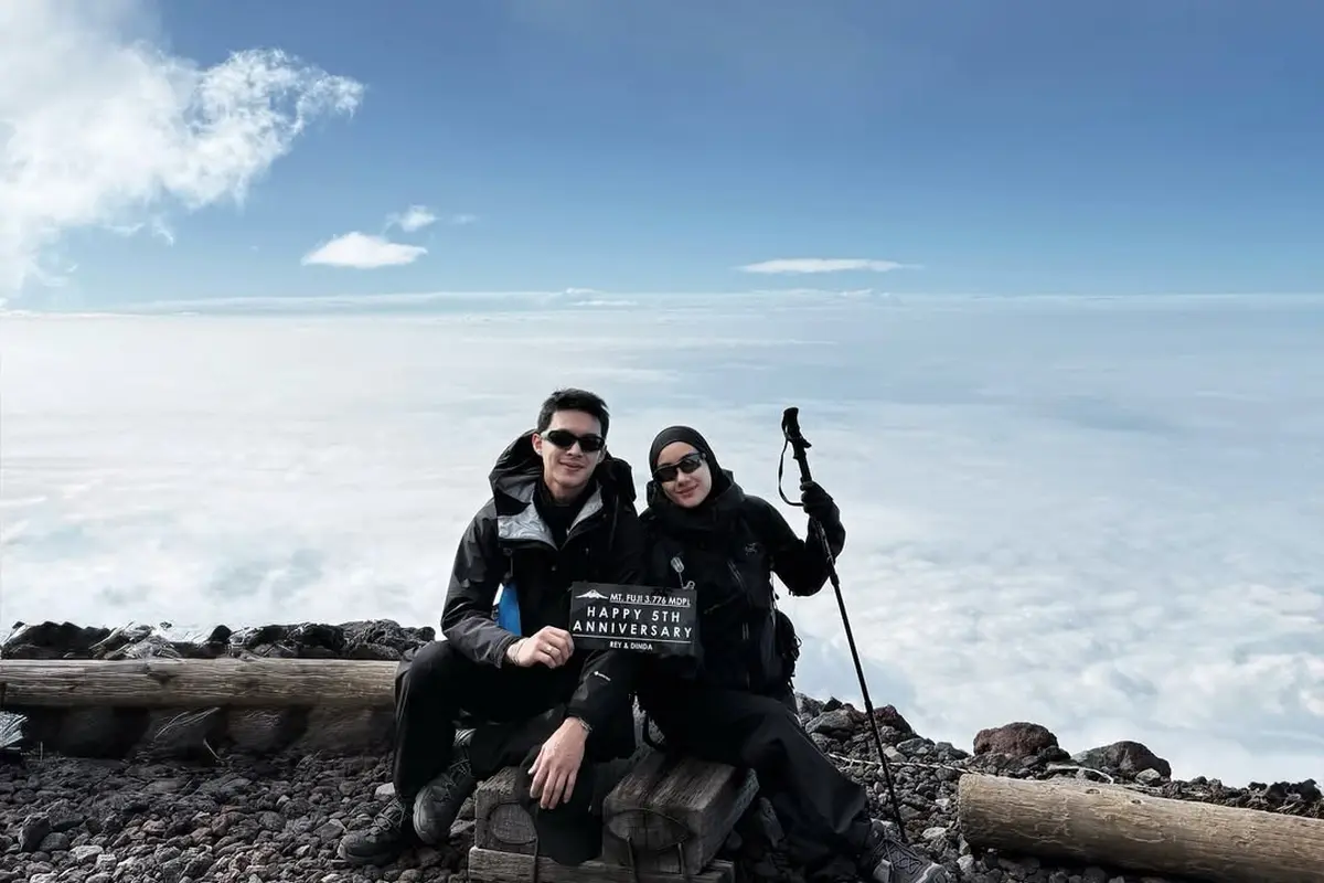 5 Gaya Edgy Pasutri Good Looking Rey Mbayang dan Dinda Hauw Rayakan 5 Tahun Pernikahan dengan Hiking ke Gunung Fuji