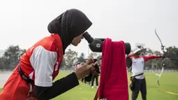 Pepanah Indonesia, Diananda Choirunisa, saat pemusatan latihan jelang Asian Games XVIII di Lapangan Panahan Senayan, Jakarta, Rabu (6/6/2018). Cabang panahan menargetkan satu medali emas pada Asian Games. (Bola.com/Vitalis Yogi Trisna)