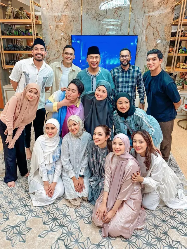 Potret buka bersama Reisa Broto Asmoro dengan selebriti lainnya (Sumber: Instagram/@reisabrotoasmoro)