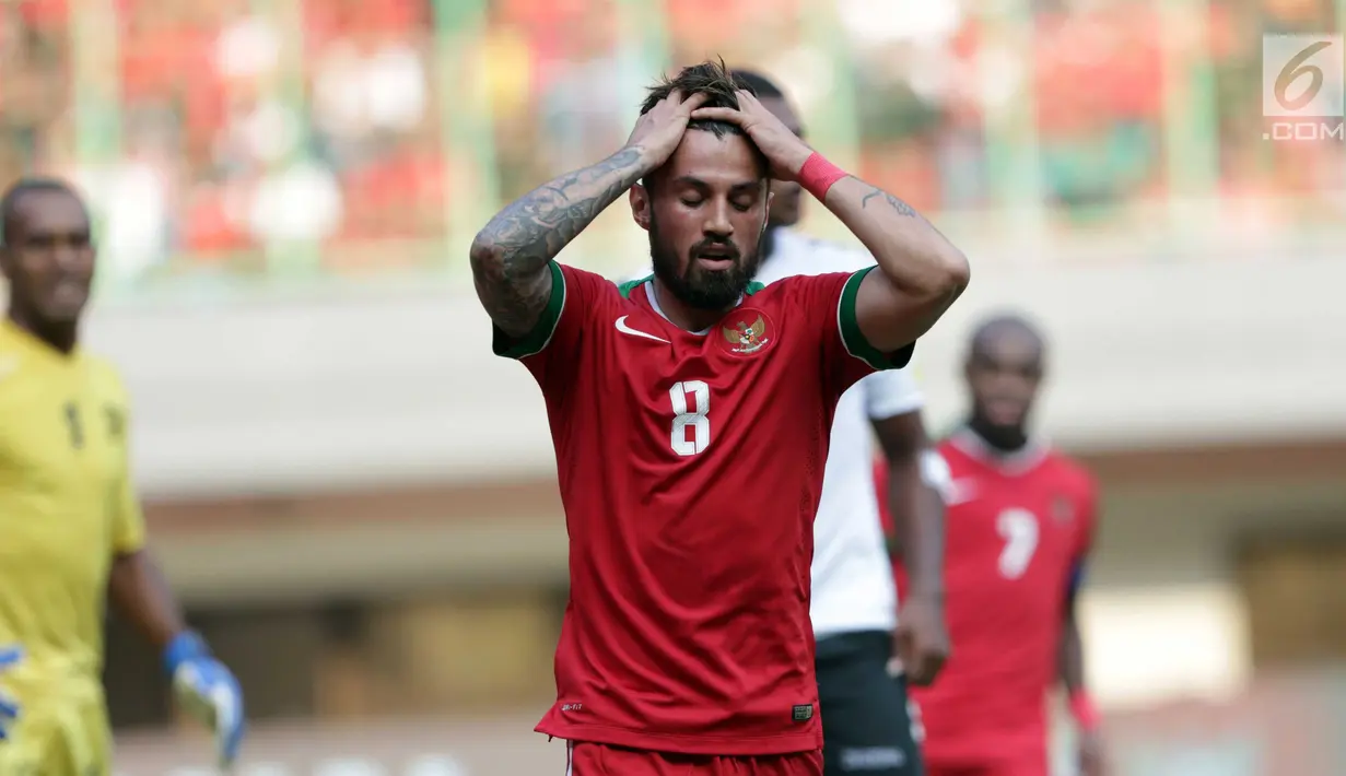 Pemain Timnas Indonesia, Stefano Lilipaly meluapkan kekecewaan saat gagal mencetak gol ke gawang Fiji pada laga persahabatan di Stadion Patriot Candrabhaga, Bekasi, Sabtu (9/2). Laga berakhir imbang 0-0. (Liputan6.com/Helmi Fithriansyah)