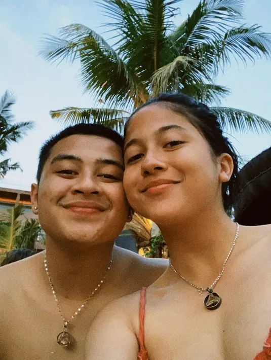 <p>Sebelum muai berpacaran di bulan November 2020, Bastian Steel harus rela ditolak sebanyak 7 kali sebelum akhirnya Sitha Marino menerima cintanya. (FOTO: instagram.com/bastiansteel/)</p>
