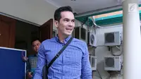 Atalarik Syah seusai mediasi dengan Tsani Marwa di Komisi Perlindungan Anak Indonesia (KPAI), Jakarta, Jumat (28/7). Pasangan selebritis Atalarik Syah dan Tsania Marwa menjalankan mediasi terkait hak asuh anak di KPAI. (Liputan6.com/Herman Zakharia)