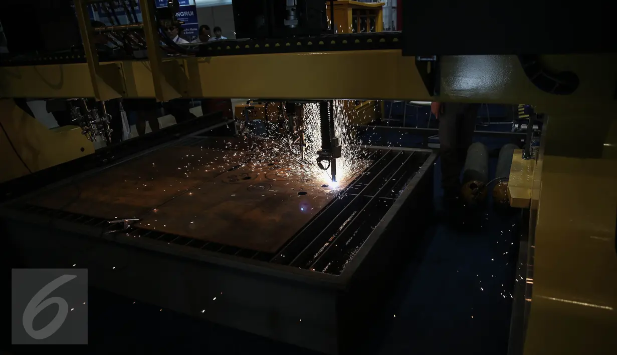 Salah satu stand menguji coba pemotong plat baja untuk pembuatan kapal dalam pameran INAMARINE 2016 di JiExpo Kemayoran Jakarta, Rabu (18/5). Ini merupakan pameran maritim berskala internasional dan terbesar di Indonesia. (Liputan6.com/Faizal Fanani)