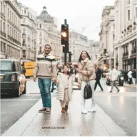 Gading Marten dan Gisella Anastasia temani Gempi liburan ke London (Foto: Instagram @gadiiing)