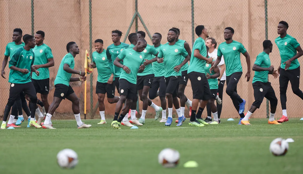 Para pemain Senegal menghadiri sesi latihan menjelang pertandingan semifinal Piala Afrika 2021 di stadion Ahmadou Ahidjo di Yaounde, Kamerun, Selasa (1/2/2022). Senegal akan menghadapi Burkina Faso di babak semifinal Piala Afrika 2021, Kamis 3 Februari 2022. (Kenzo TRIBOUILLARD/AFP)