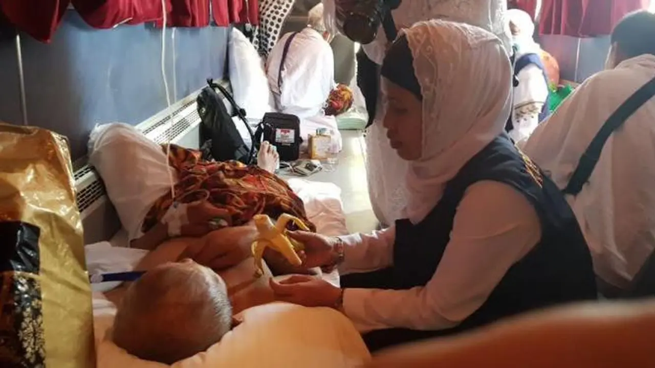 Petugas haji melayani jemaah Indonesia yang sakit saat safari wukuf