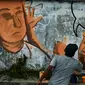 Seniman melukis mural yang menggambarkan senator Australia, Fraser Anning dipukul kepalanya menggunakan sebutir telur oleh William Conolly, di Banda Aceh, Aceh, Kamis (21/3/2019). (CHAIDEER MAHYUDDIN/AFP)