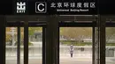 Seorang pekerja yang mengenakan masker berdiri di luar pintu keluar dari stasiun kereta bawah tanah untuk menghentikan pengunjung pergi ke resor Universal Studios Beijing, yang menurut pemberitahuan ditutup untuk pengendalian epidemi, di Beijing, Rabu (26/10/2022). Kota Shanghai di China mulai memberikan vaksin COVID-19 yang dapat dihirup pada hari Rabu di tempat yang tampaknya menjadi yang pertama di dunia. (AP/Mark Schiefelbein)