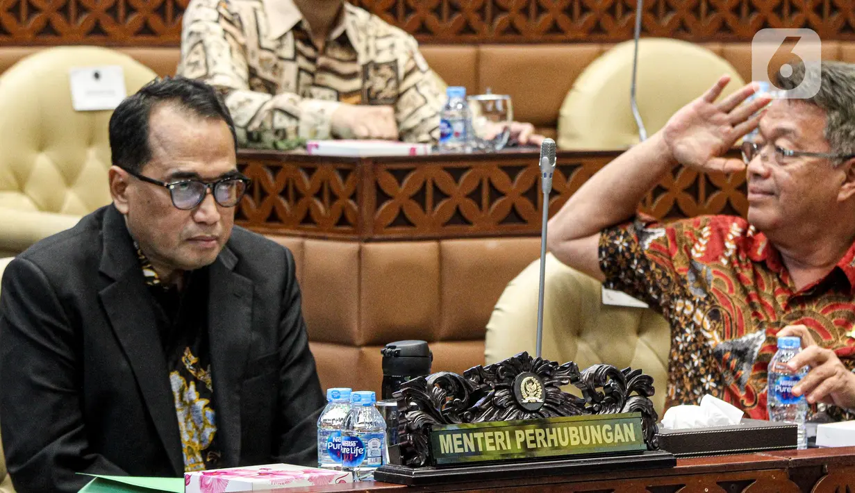 Menteri Perhubungan Budi Karya Sumadi (kiri) saat mengikuti rapat kerja dengan Komisi V DPR di kompleks Parlemen, Senayan, Jakarta, Selasa (6/6/2023). (Liputan6.com/Faizal Fanani)