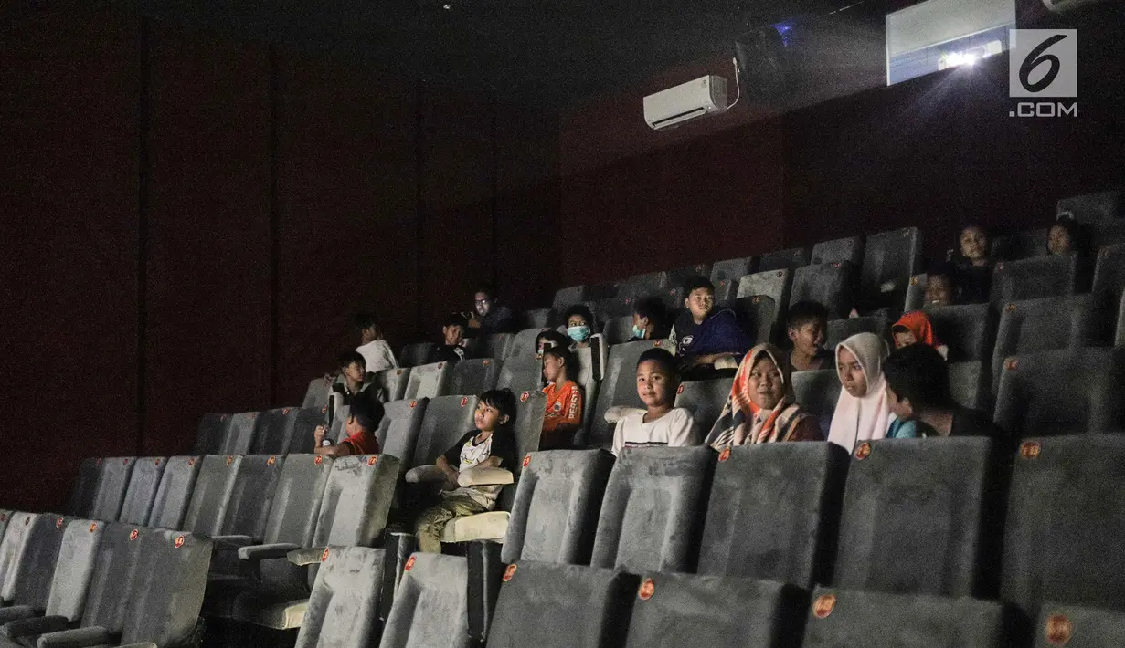 Anak-anak bersiap menyaksikan film di Indiskop atau Bioskop Rakyat di dalam Pasar Jaya Teluk Gong, Penjaringan, Jakarta Utara, Rabu (3/6/2019). Bioskop rakyat ini masih dalam tahap uji coba yang nantinya akan diresmikan pada tanggal 10 Juli 2019 mendatang. (Liputan6.com/Faizal Fanani)