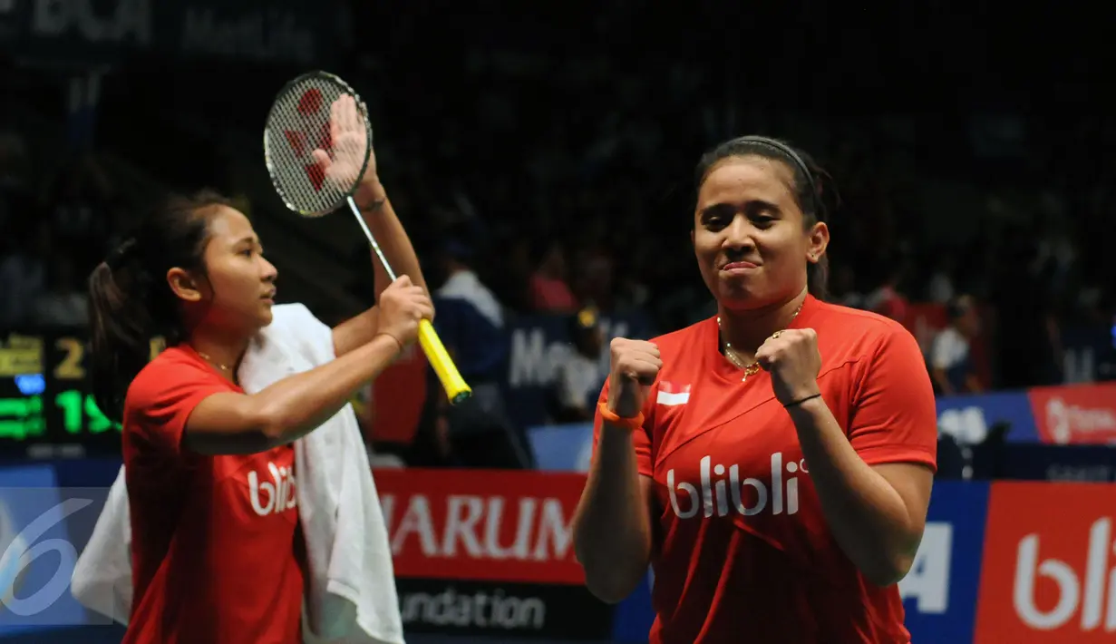 Ganda puteri Indonesia, Anggia Shitta Awanda/Mahadewi Istirani Ni Ketut melakukan selebrasi usai mengalahkan Jung Kyung Eun/Shin Seung Chan (Korsel) di 16 besar BCA Indonesia Open 2016, Jakarta, Kamis (2/6/2016). (Liputan6.com/Helmi Fithriansyah)