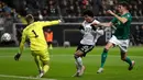 Gelandang Timnas Jerman, Serge Gnabry berebut bola dengan pemain Irlandia Utara Tom Flanagan pada laga Grup C Kualifikasi Piala Eropa 2020 di Commerzbank Arena, Selasa (19/11/2019). Timnas Jerman benamkan Irlandia Utara dengan skor telak 6-1 berkat bantuan hat-trick dari Gnabry. (AP/Michael Probst)