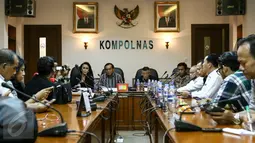 Suasana pengumuman 24  calon anggota Kompolnas  yang lolos seleksi berikutnya, di Gedung Kompolnas, Jakarta, Rabu (30/3). 24 calon anggota Kompolnas itu terdiri dari 11 pakar kepolisian dan 13 dari tokoh masyarakat. (Liputan6.com/Yoppy Renato)