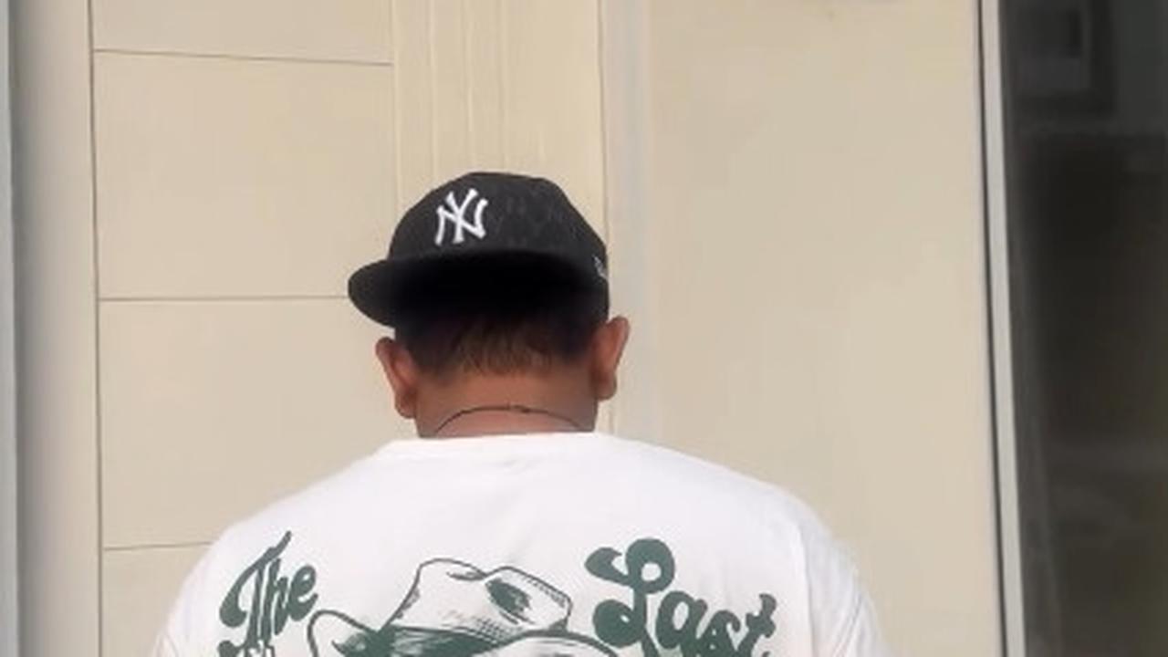 Kini, Ebel memiliki rumah dua lantai yang mewah dengan dominasi warna putih yang elegan, mencerminkan kesuksesan dan prestise.<br>