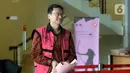 Komisaris PT Hanson International Tbk (MYRX) Benny Tjokrosaputro tiba untuk menjalani pemeriksaan penyidik Kejaksaan Agung di Gedung KPK, Jakarta, Senin (9/3/2020). Benny diperiksa sebagai tersangka terkait kasus dugaan korupsi di PT Asuransi Jiwasraya (Persero). (merdeka.com/Dwi Narwoko)