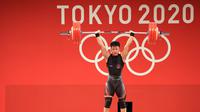 Lifter Indonesia, Rahmat Erwin Abdullah, tampil pada kelas 73 kg angkat besi Olimpiade Tokyo 2020, Rabu (28/7/2021). (NOC Indonesia)
