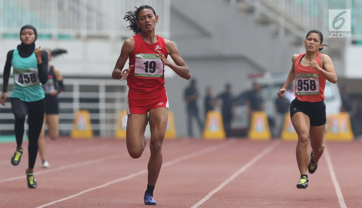 Atlet asal Bali, Dewi Ayu Agung Kurnia (tengah) saat berlaga di kelas lari 400 meter putri senior Kejurnas Atletik U18, U20 dan Senior 2019 di Stadion Pakansari, Kab Bogor, Jumat (2/8/2019). Dewi Ayu Agung Kurnia meraih posisi pertama dengan catatan waktu 55,56 detik. (Liputan6.com/Helmi Fithriansya