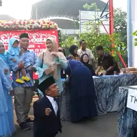 Ucok Baba mendampingi putranya, Adam wisuda. Kehadiran komedian yang juga pemeran itu menarik perhatian. Bahkan, diakhir memberikan sambutan, pria lima orang anak itu membuah heboh hingga semuanya tertawa. [Youtube/Ucok Baba official]