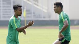 Pemain Timnas Indonesia, Beto Goncalves, berdiskusi dengan Muhammad Hargianto, usai latihan di Stadion Madya Senayan, Jakarta, Rabu (21/11). Latihan ini persiapan jelang laga Piala AFF 2018 melawan Filipina. (Bola.com/M. Iqbal Ichsan)