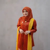 Lewat balutan kebaya kurung bernuansa oranye hangat, pesonanya terpancar lembut sekaligus anggun, menciptakan tampilan yang mencuri atensi tanpa terlihat berlebihan. [@putridelinaa].