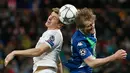 Gelandang Real Madrid, Toni Kroos (kiri) berebut bola dengan penyerang Wolfsburg, Andre Schurrle di leg kedua liga Champions di Santiago Bernabeu, Spanyol (13/4). Madrid menang atas Wolfsburg dengan skor 3-0. (Reuters/Sergio Perez)