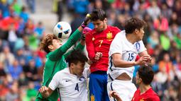 Duel antara pemain Spanyol dan Korea Selatan pada laga persahabatan di Red Bull Arena, Wals-Siezenheim, Austria, Rabu (1/6/2016). (EPA/Andreas Schaad)