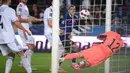 Pemain Prancis Antoine Griezmann (tengah) bereaksi saat mencetak gol ke gawang Bosnia-Herzegovina pada pertandingan Grup D kualifikasi Piala Dunia 2022 di Stadion Meineau, Strasbourg, Prancis, Rabu (1/9/2021). Pertandingan berakhir dengan skor 1-1. (FRANCK FIFE/AFP)