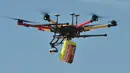 Pesawat tak berawak (drone) pendeteksi hiu berpatroli di atas Pantai Bilgola, utara Sydney, Australia, 10 Desember 2017. Drone pendeteksi hiu berteknologi tinggi tersebut mulai berpatroli secara reguler pada musim panas ini. (PETER PARKS/AFP)