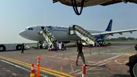 Sejumlah jemaah calon haji sedang naik pesawat Garuda Indonesia untuk terbang melaksanakan ibadah haji ke Tanah Suci.(Liputan6.com/Fajar Abrori)