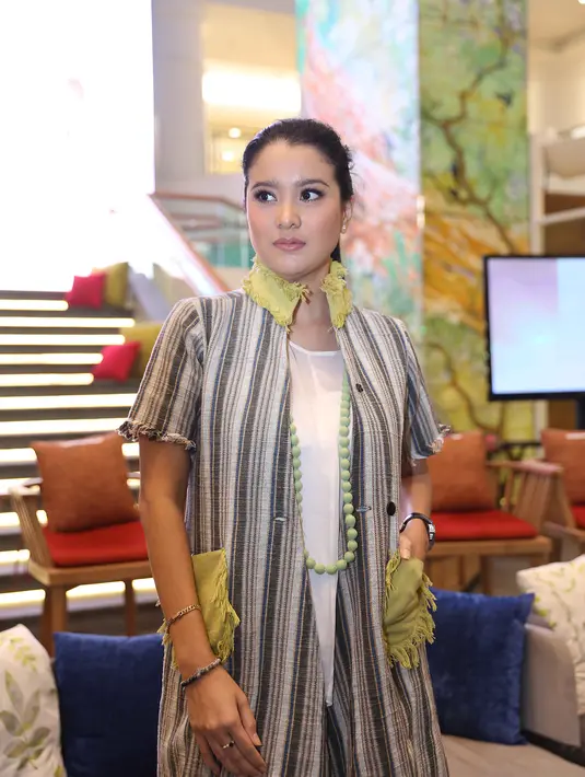 "Aku tak mau kehilangan perkembangan mereka, dan aku harus perhatikan betul dari sisi pendidikan. Sesibuk-sibuknya, aku tetap antar sekolah, berusaha jemput sekolah," kata Marcella, di Plaza Indonesia, Jakarta Pusat, Kamis (28/4).(Nurwahyunan/Bintang.com)