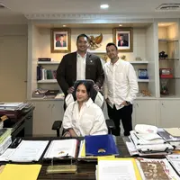 Nagita Slavina dan Raffi Ahmad tampil kompak dengan kemeja putih. Sebuah fashion item basic yang anti gagal ciptakan kesan menjanjikan pada tampilan. [Foto: Instagram/ Raffi Nagita]