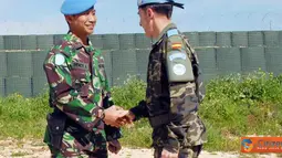 Dansatgas Indobatt bersalaman dengan Komandan Sektor Timur Unifil.