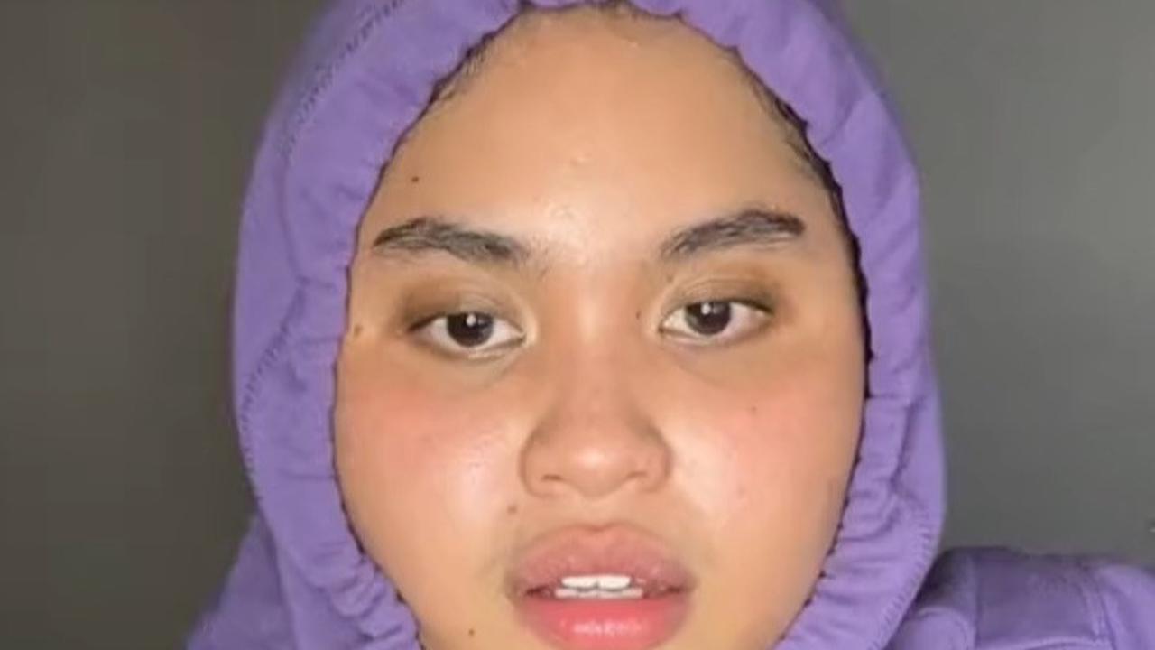 Nabila diketahui merupakan gadis yang berasal dari Surabaya. Ia kini baru menginjak usia 23 tahun.