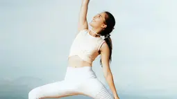 Yoga dinilai sebagai olahraga yang mudah dan memiliki banyak manfaat bagi Olivia. Ia juga percaya dengan rajin melakoni olahraga yoga dapat menjaga tubuh tetap bugar serta awet muda. (Liputan6.com/IG/olviajensen)