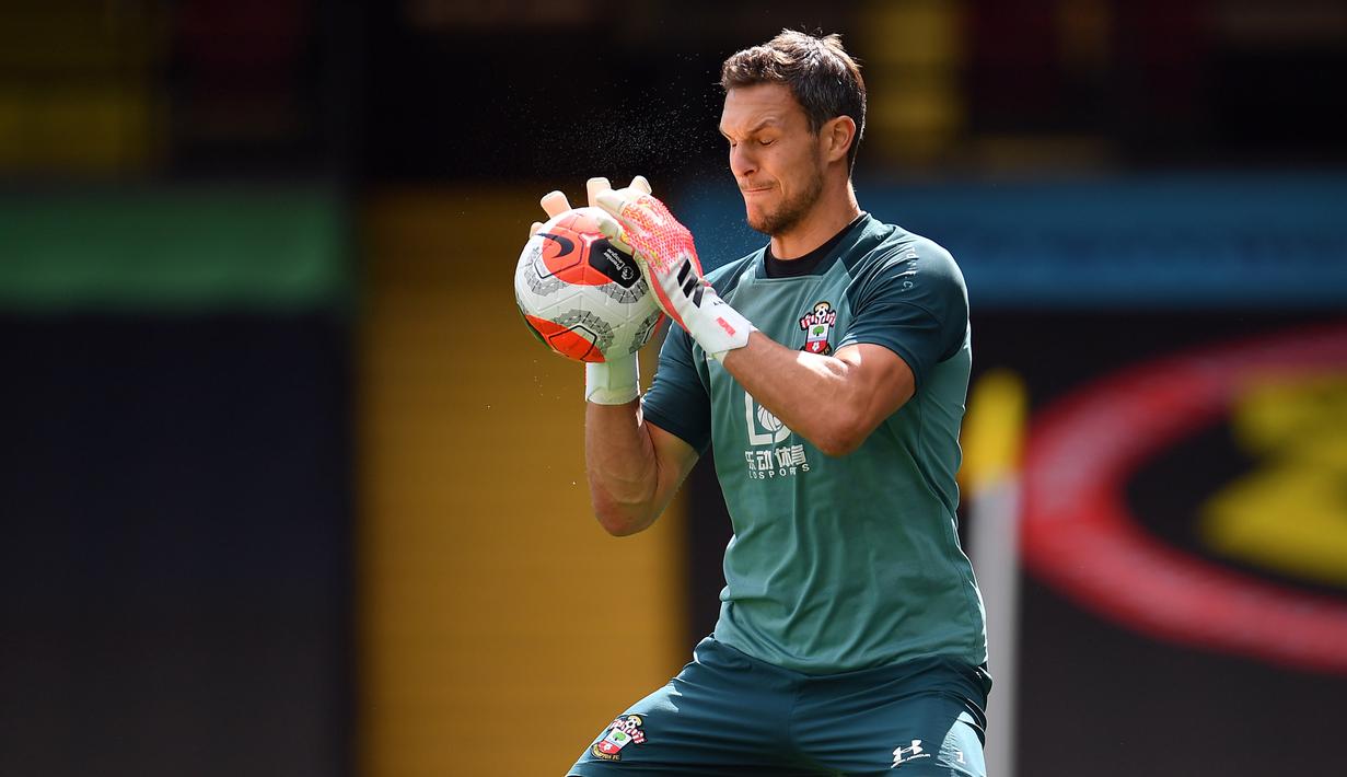 3. Alex McCarthy (Southampton) - Penampilan Alex McCarthy bersama Southampton di kompetisi musim ini bisa dibilang sangat impresif. Kiper berusia 30 tahun ini melakukan 21 kali penyelamatan dan 4 clean sheets dari 8 laganya bersama Southampton. (AFP/Justin Setterfield/pool)