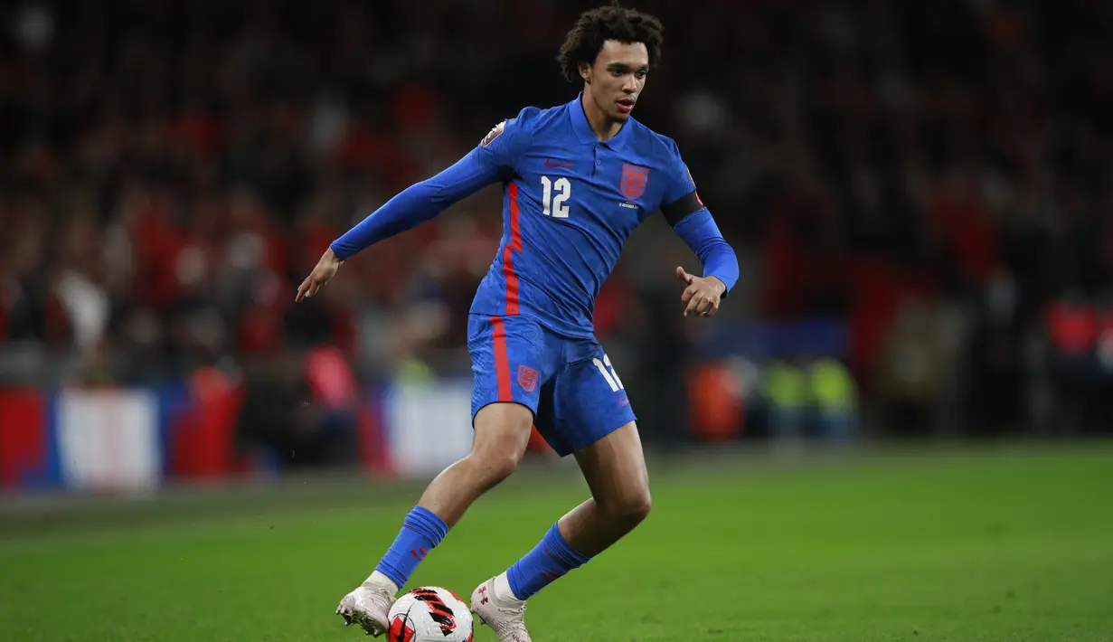 Bek Inggris, Trent Alexander-Arnold mengontrol bola saat bertanding melawan Albania pada pertandingan Grup I kualifikasi Piala Dunia 2022 di stadion Wembley di London, Sabtu (13/11/2021). Tambahan tiga poin mengukuhkan posisi Inggris di puncak klasemen dengan 23 poin.( AP Photo/Ian Walton)