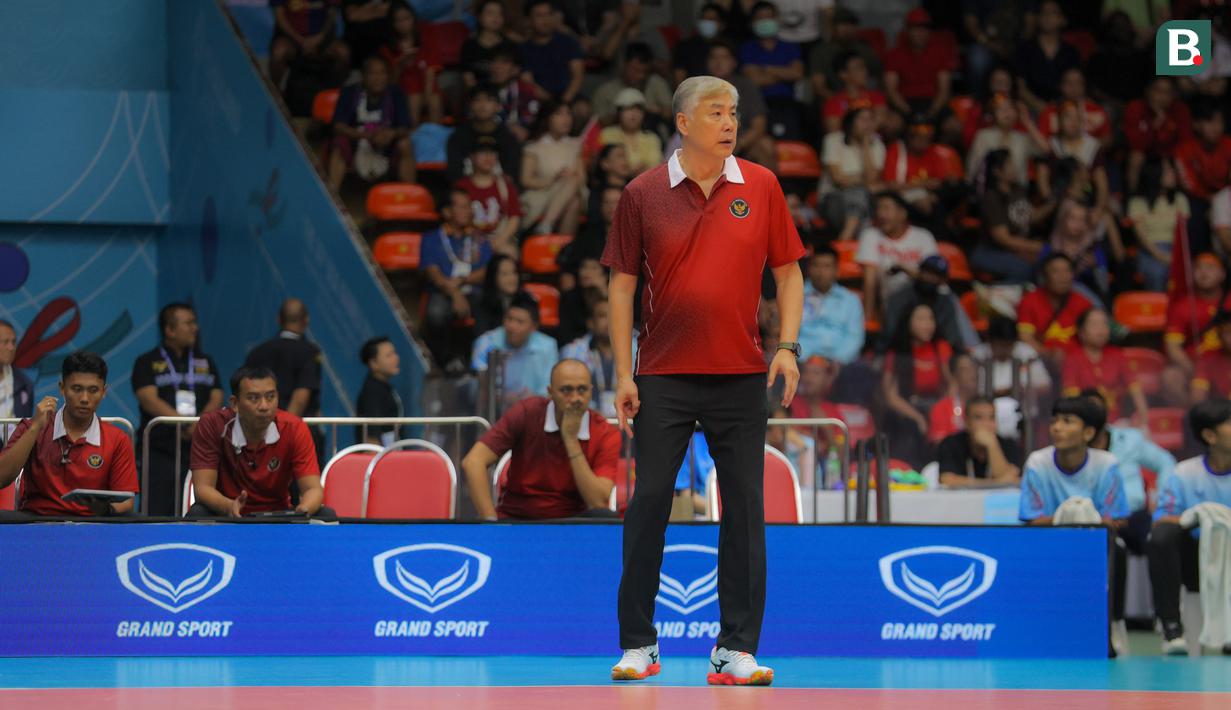 Pelatih Timnas Bola Voli Putra Indonesia, Jeff Jian Jie, mengapresiasi perjuangan para pemain yang tampil penuh determinasi meski berada di bawah tekanan pada dua gim awal. (Bola.com/Bagaskara Lazuardi)