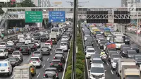 Kendaraan terjebak macet di Jalan Gatot Soebroto dan tol dalam kota, Jakarta, Jumat (16/11). Menteri PPN/Kepala Bappenas Bambang Brodjonegoro menyatakan kemacetan di Jakarta mengakibatkan kerugian sekitar Rp 67,5 triliun. (Liputan6.com/Immanuel Antonius)