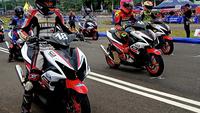 M Andrias Lukito start pertama lomba YCR 10 ajang Yamaha Cup Race 2020 Boyolali. (Hendry Wibowo/Bola.com)