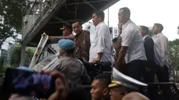 Mensesneg Prasetyo Hadi yang menjadi perwakilan pemerintah turun langsung menemui massa yang tergabung dalam Badan Eksekutif Mahasiswa (BEM) Seluruh Indonesia. (Liputan6.com/Helmi Fithriansyah)