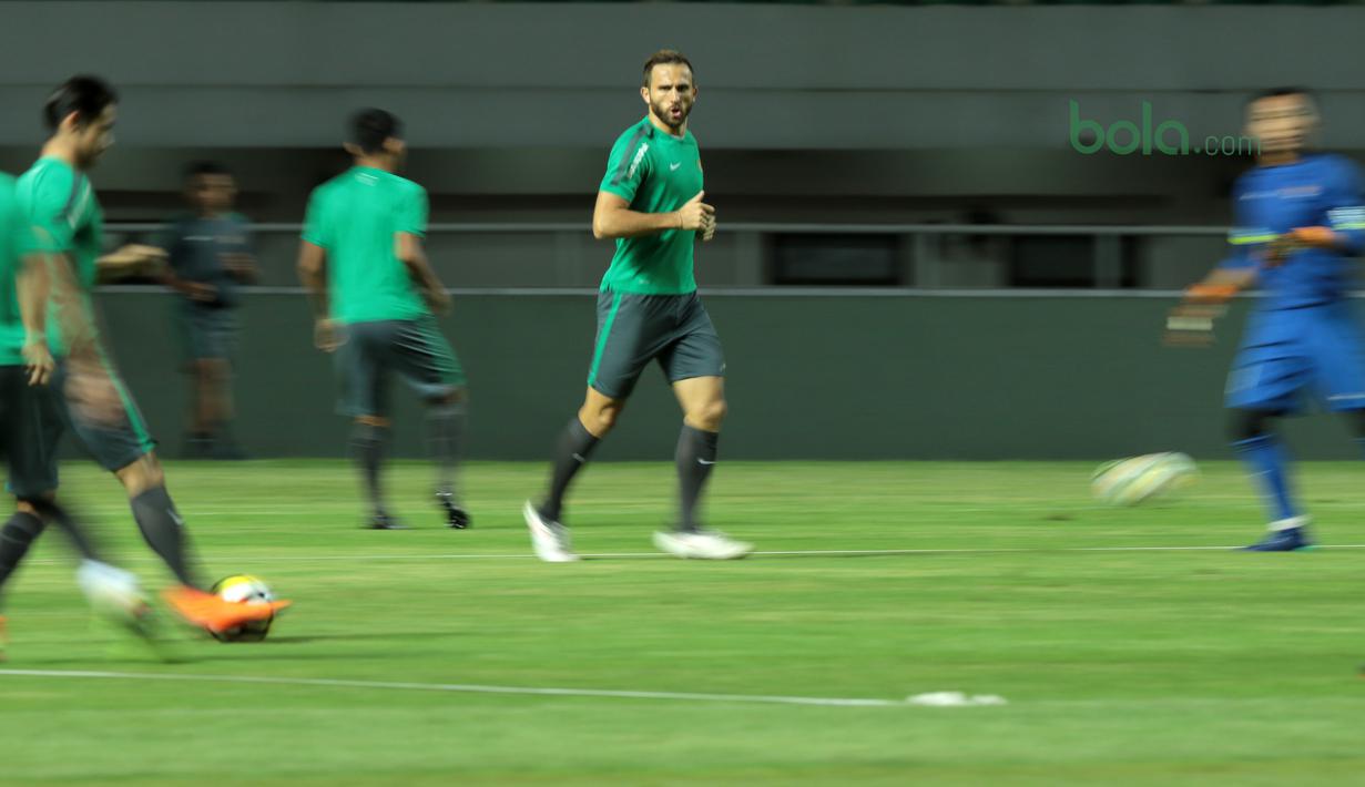 Ekspresi Ilija Spasojevic (tengah) saat mengikuti  sesi uji coba lapangan di Stadion Pakansari, Bogor, (26/4/2018). Indonesia akan melawan Bahrain pada laga perdana PSSI Anniversarry Cup 2018 . (Bola.com/Nick Hanoatubun)