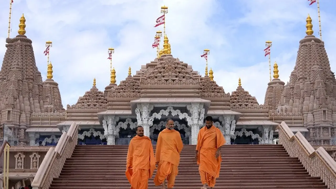 Penampaikan kuil Hindu BAPS Hindu Mandir di Uni Emirat Arab.