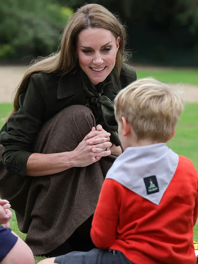 Gaya Keibuan Melania Trump dan Kate Middleton Bermain Bersama Anak-Anak Pramuka, Kompak Berbalut Busana dari Ralph Lauren