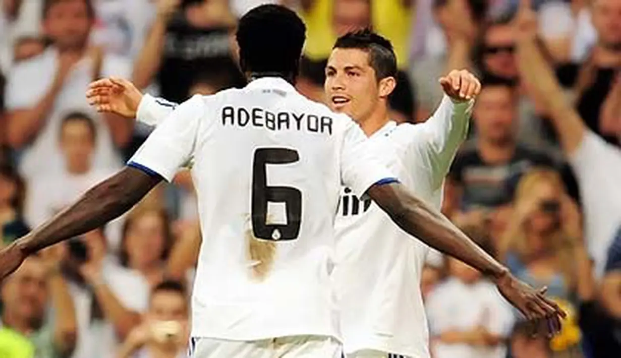 Keceriaan Emmanuel Adebayor (kiri) dan Cristiano Ronaldo pada partai pamungkas La Liga 2010-2011 di Santiago Bernabeu, 21 Mei 2011. AFP PHOTO/DANI POZO