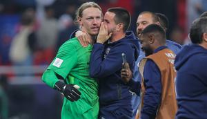 Kiper Paris Saint-Germain asal Rusia bernomor punggung 39, Matvey Safonov, merayakan kemenangan bersama rekan-rekan setimnya setelah memenangkan pertandingan final Piala Interkontinental 2025 antara Paris Saint-Germain (PSG) dan CR Flamengo di Stadion Ahmad bin Ali di Al-Rayyan, pinggiran Doha, Kamis (18-12-2025) dini hari WIB. (Karim JAAFAR/AFP)