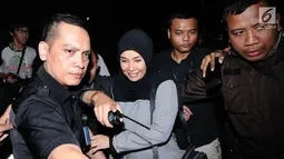 Istri Bupati Nganjuk, Ita Triwibawati (tengah) meninggalkan gedung KPK Jakarta, Kamis (26/10). KPK menyatakan untuk sementara Ita Triwibawati tidak terlibat dugaan suap yang melibatkan suaminya, Taufiqurrahman. (Liputan6.com/Helmi Fithriansyah)
