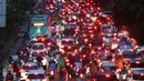 Kemacetan yang terjadi di Jalan TB Simatupang, Jakarta Selatan, akibat penyempitan jalan karena adanya proyek galian pemasangan pipa air limbah di sejumlah titik. (KapanLagi.com/Budy Santoso)