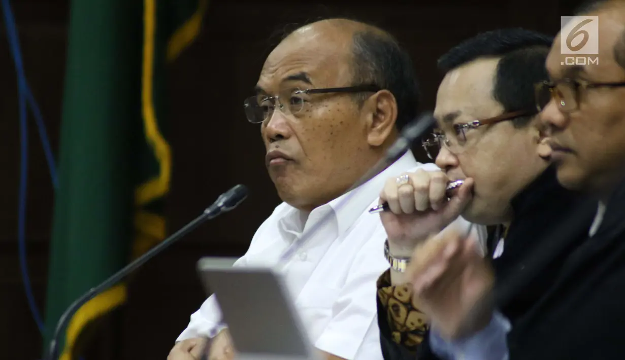 Terdakwa dugaan korupsi komisi kegiatan fiktif agen PT Asuransi Jasindo dalam pengadaan asuransi pada BP Migas-KKKS 2010-2012 dan 2012-2014, Budi Tjahjono saat menjalani sidang di Pengadilan Tipikor, Jakarta, Rabu (30/1). (Liputan6.com/Helmi Fithriansyah)