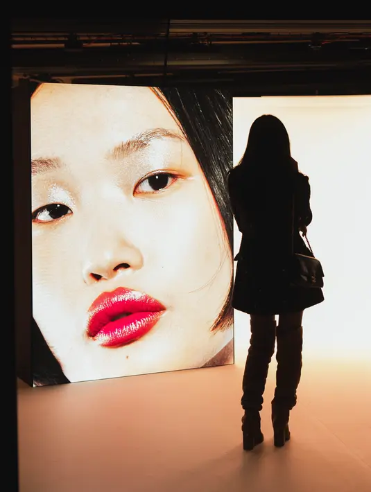Minji memilih tampil dengan gaya serba hitam, yang memberikan kesan elegan sekaligus kuat. Ia mengenakan gaun tweed double-breasted berwarna hitam dari koleksi Chanel Fall Winter 2024/2025.  [Dok/Chanel].